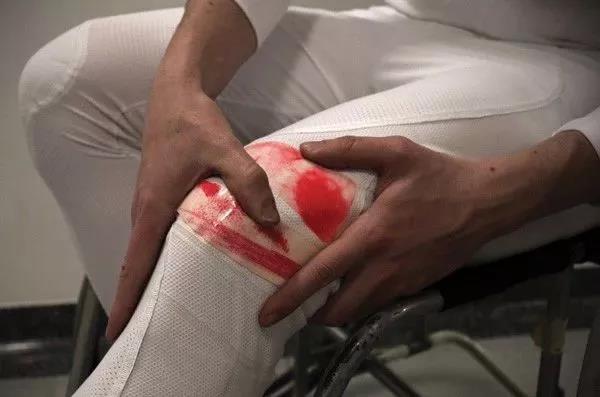 这条裤子可以用“血印”的方式来提示受伤部位