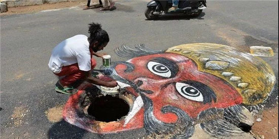 印度艺术家的街头艺术，创作真相令人唏嘘