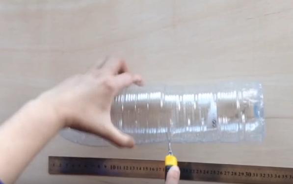 风扇加上几个塑料瓶，就能使吹出来的风狂降5度！