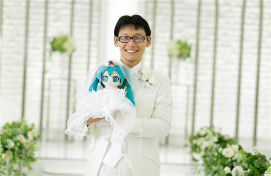 日本那个曾花200万跟布娃娃结婚的男人，现在老婆没了