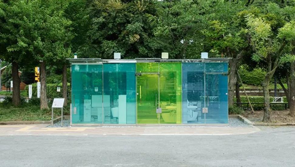 日本涩谷公园竟有一个全透明玻璃厕所