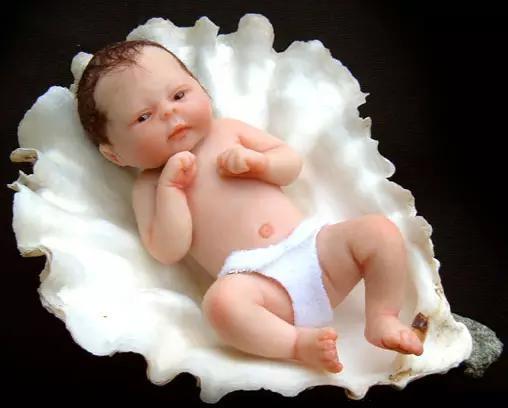 手心里可爱的雕塑“小宝宝”