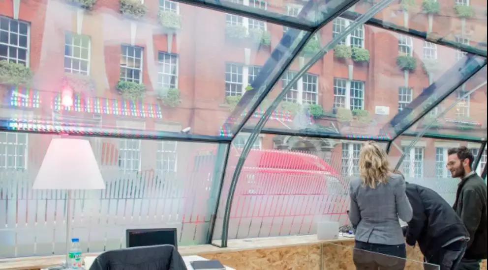 牛津大学为了让人们睡得更好，造了一个全透明玻璃房子