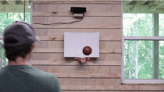国外小伙发明了一个百发百中篮板，碰到板就能进篮