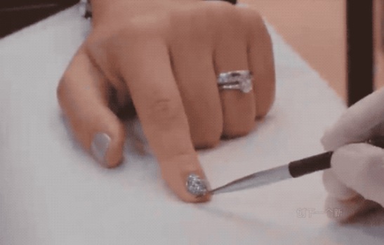 手指甲上的芯片可代替名片