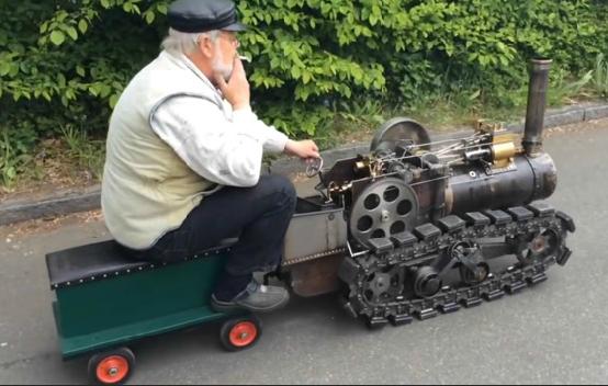 老工程师造玩具蒸汽火车，可边跑边加煤