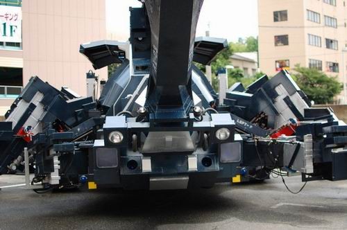日本60多岁工程师耗时11年打造巨型机械甲虫