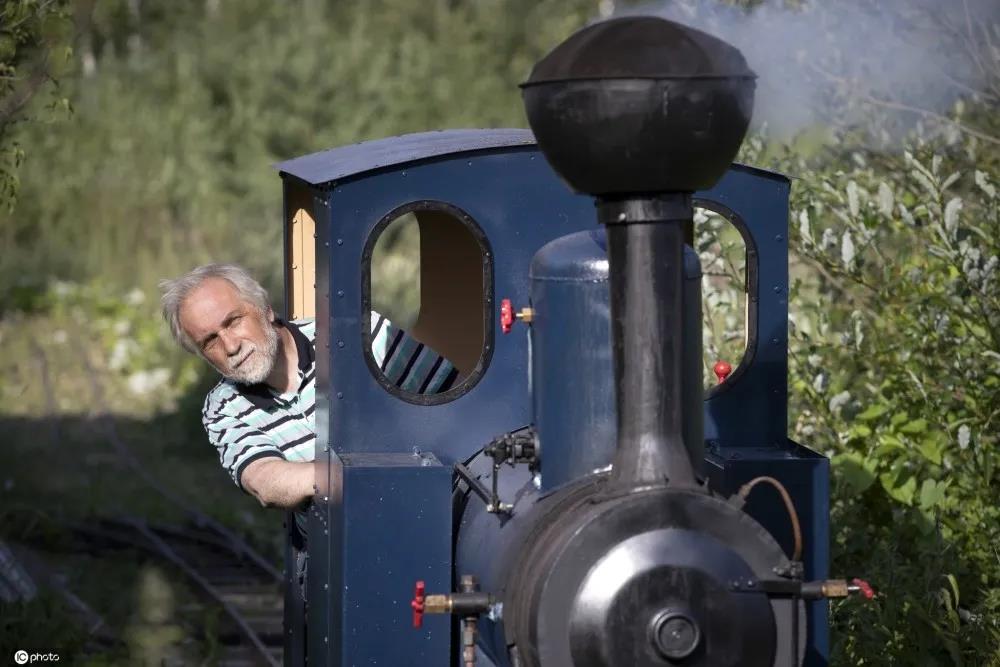硬核大叔花费十多年在田园间自制蒸汽火车头和铁路